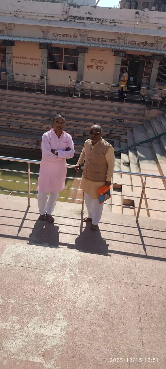 સિદ્ધપુરમાં બિંદુ સરોવર કુંડના પગથિયાંવાળા કિનારે ઊભેલા બે પુરુષો